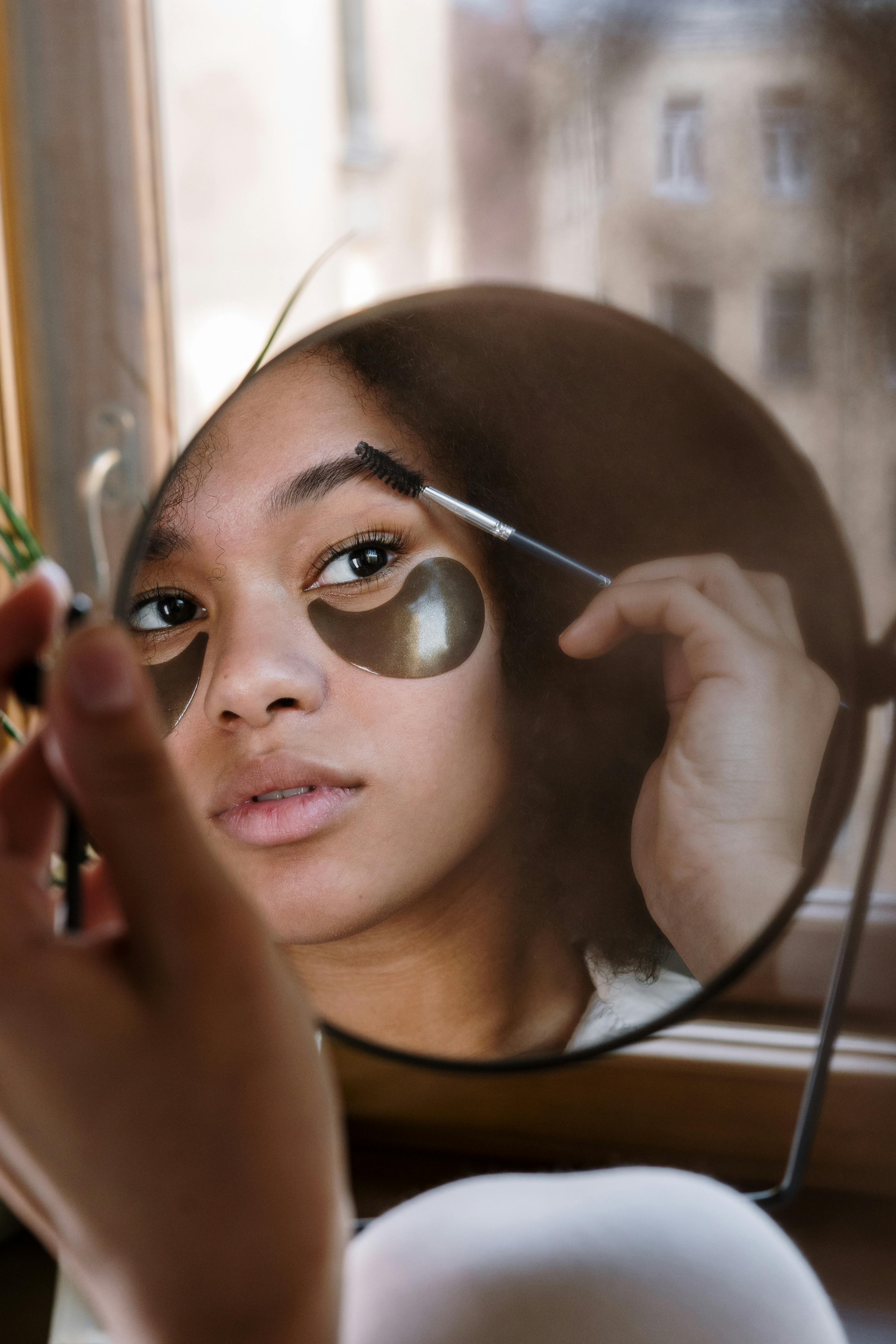 What are the benefits of illuminated makeup mirrors?