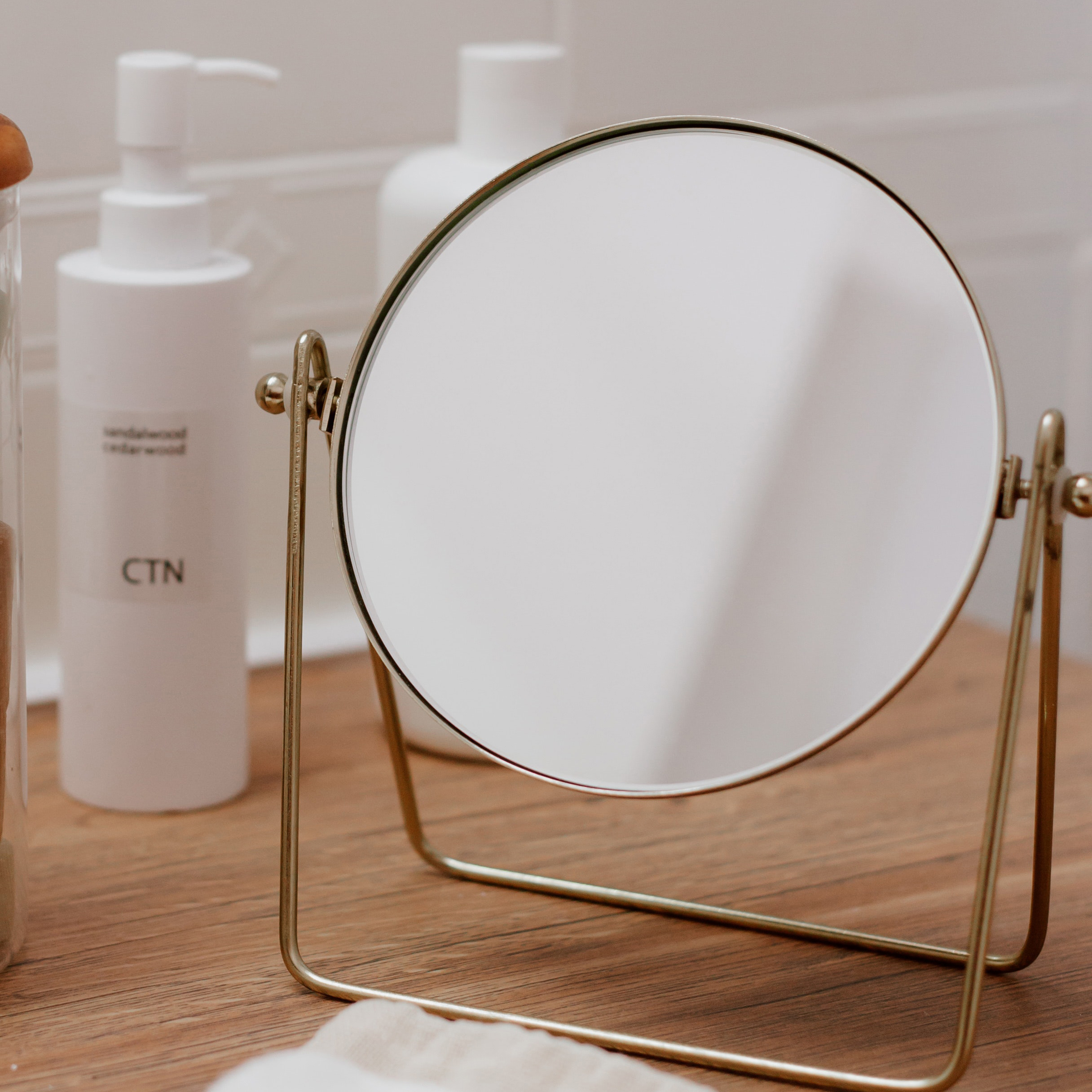 What kind of makeup mirror do you need?