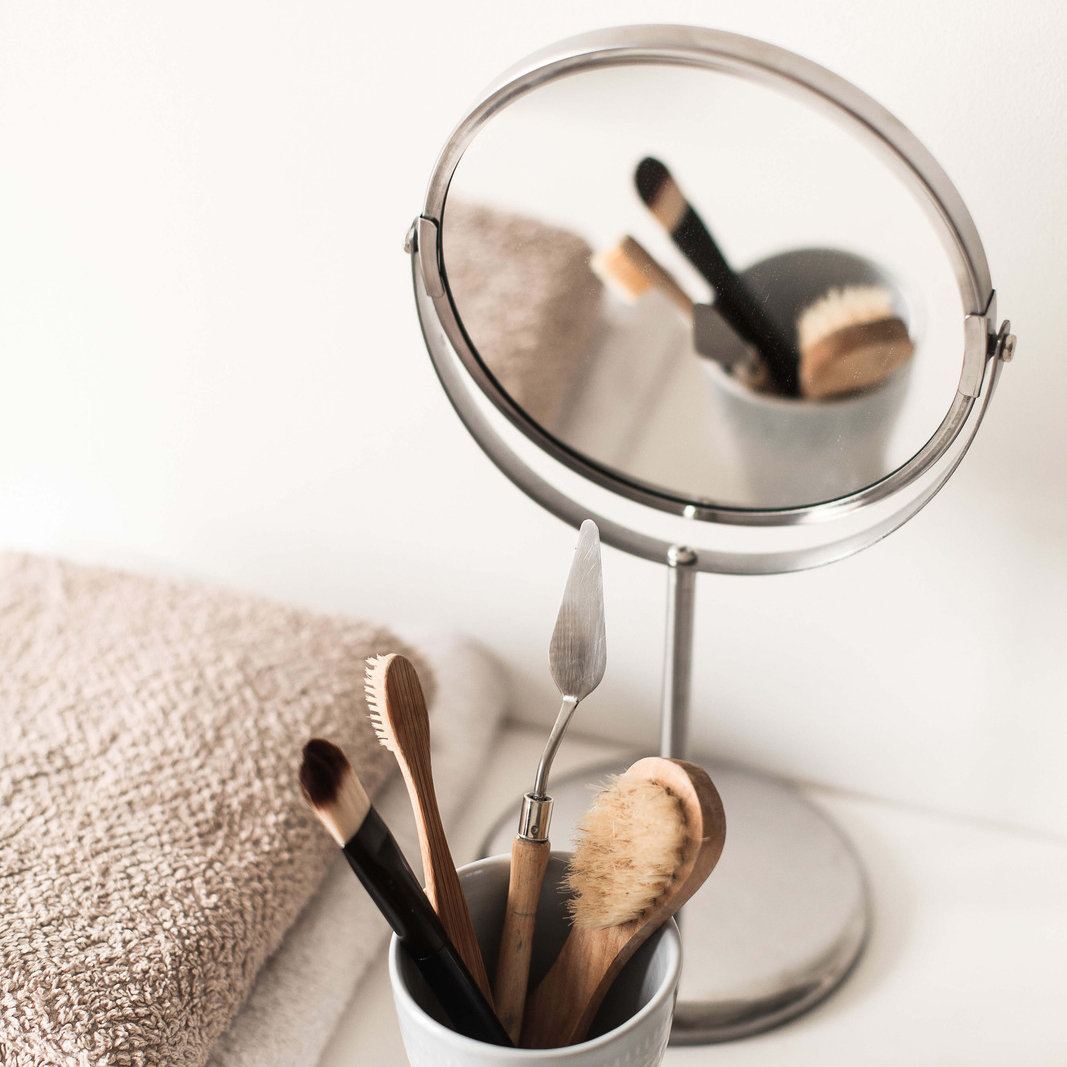 What is the role of a makeup mirror with lights?